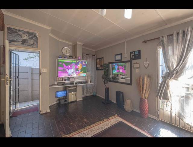 6 BEDROOM HOUSE FOR SALE IN BEZUIDENHOUT VALLEY